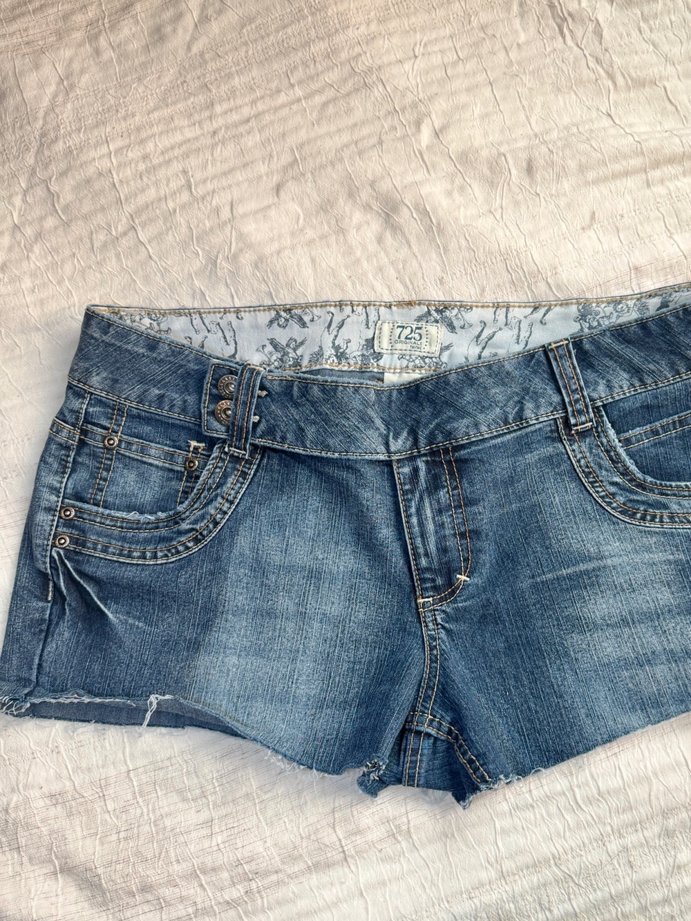 VTG 2000s blue low rise distressed denim shorts - size 12/13